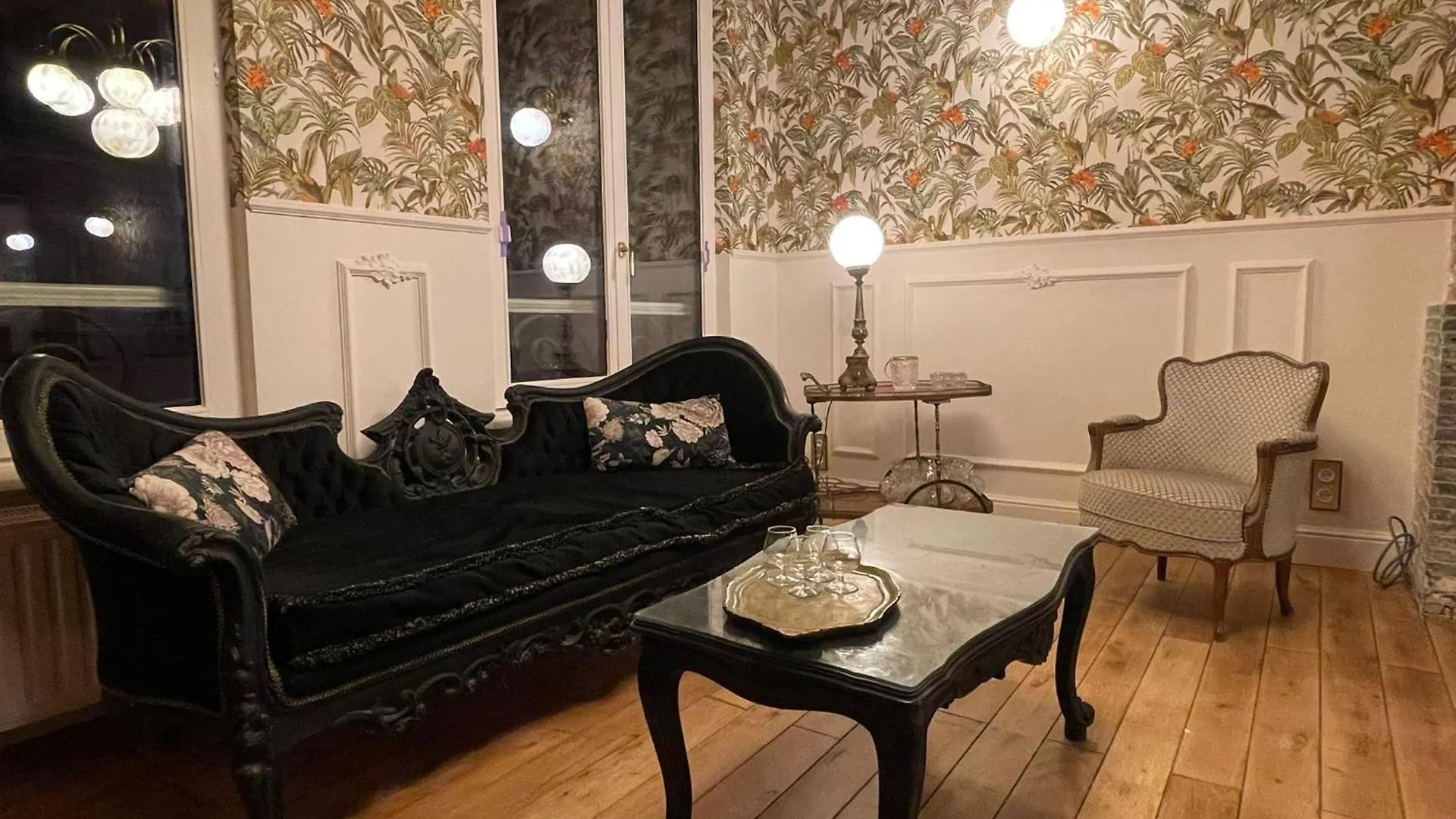 La Petite Fort Art Deco Apartment In Bruxelles
